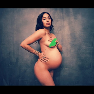 Meaghan-Rath-exposes-her-pregnant-belly