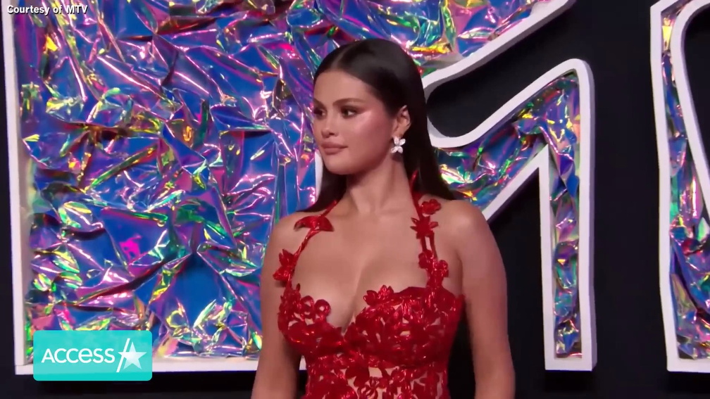 Selena Gomez shows cleavage at an awarding ceremony