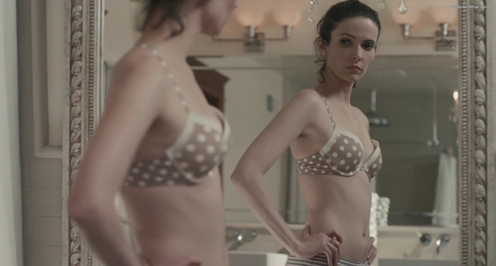Bitsie Tulloch gives us a side shot of her boobs in a bra