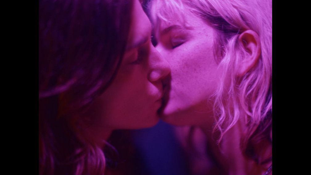 Angèle Metzger kisses another girl in hot lesbian scene