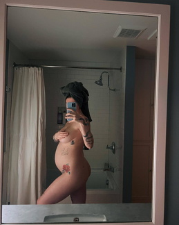 Ireland Baldwin pregnant selfie completely naked