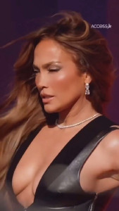 Jennifer Lopez slips her nipples in sexy leather dress